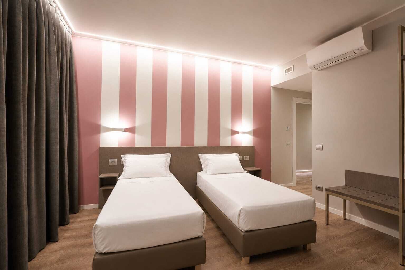 Standard Twin Room, Non Smoking | Premium bedding, minibar, in-room safe, laptop workspace
