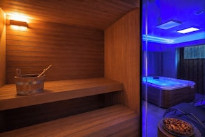 Un sauna, una bañera de hidromasaje, baño turco
