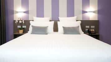 Minibar, caja de seguridad en la habitación y escritorio