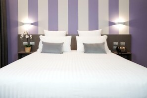 Minibar, caja de seguridad en la habitación y escritorio 