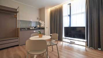 Frigobar, cofres nos quartos, escrivaninha