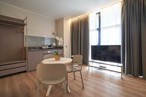 Minibar, caja de seguridad en la habitación y escritorio 