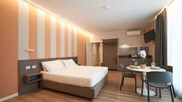 Family Studio Suite | Minibar, in-room safe, desk, laptop workspace