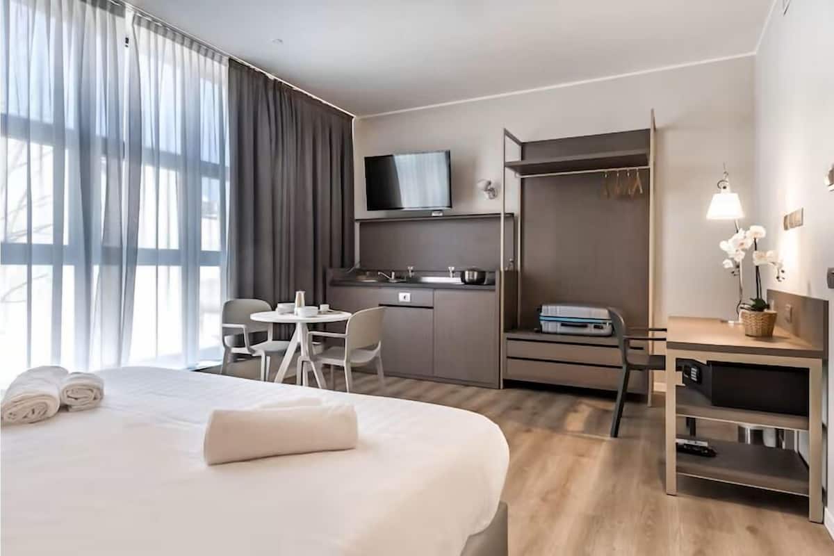 Quarto luxo | Cofres nos quartos, escrivaninha, espaço de trabalho para notebook