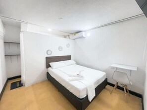 Työpöytä, kannettavalle tietokoneelle sopiva työtila, ilmainen Wi-Fi