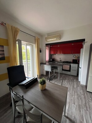 Mikrowelle, Ofen, Herdplatte, Geschirrspüler