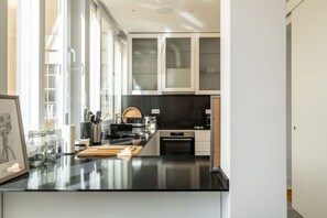 Réfrigérateur, four à micro-ondes, un four, surface de cuisson