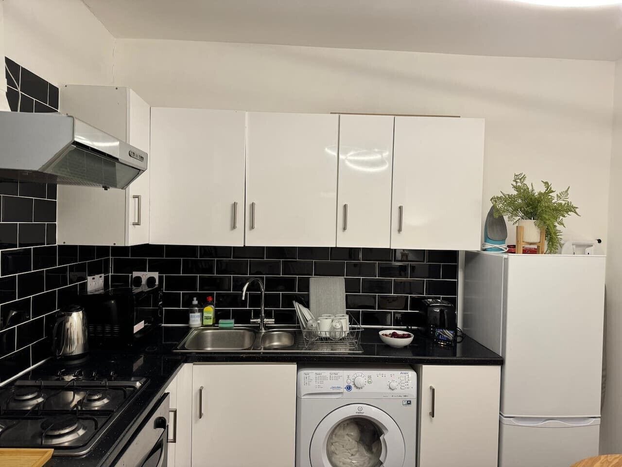 Geladeira, micro-ondas, fogão, cooktop