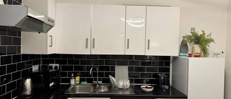 Kühlschrank, Mikrowelle, Ofen, Herdplatte