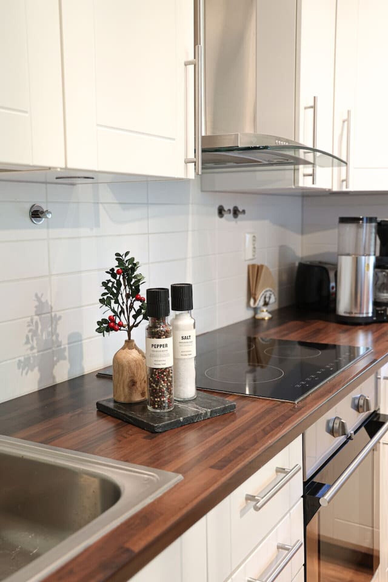 Køleskab, mikrobølgeovn, ovn, kogeplade