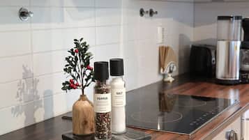 Køleskab, mikrobølgeovn, ovn, kogeplade