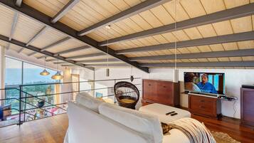 Televisie, een open haard, een dvd-speler en een stereo