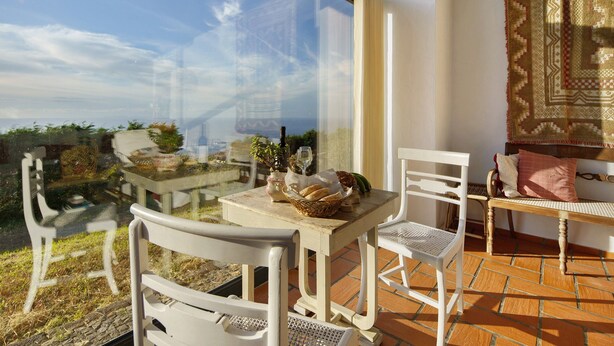 Un patio con mesa, sillas y vistas de la ciudad.