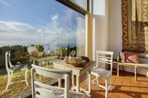 Une terrasse avec une table, des chaises et une vue sur le paysage urbain.