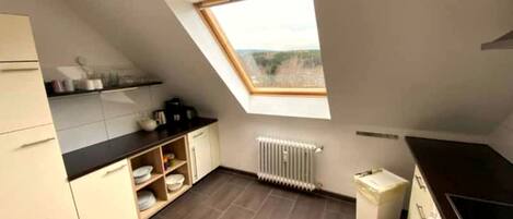 Departamento clásico, vista a la montaña | Cocina privada | Refrigerador, microondas, horno y parrilla de estufa