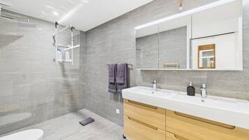 Dusj, hårføner, håndklær og såpe