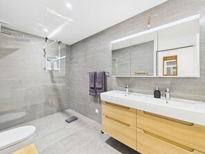 Douche, séchoir à cheveux, serviettes fournies, savon