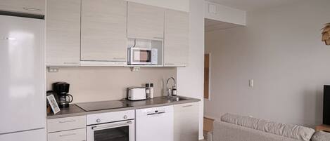 Réfrigérateur, micro-ondes, four, plaque de cuisson