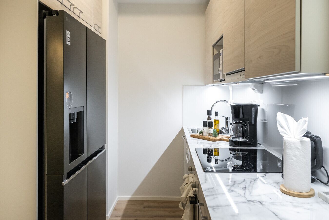 冷蔵庫、電子レンジ、オーブン、コンロ