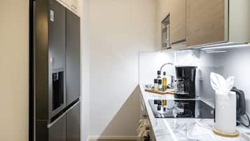 Frigorifero, microonde, forno, piano cottura