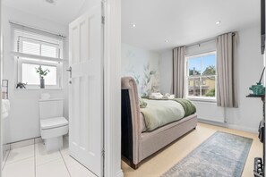 3 bedrooms, iron/ironing board, internet, bed sheets