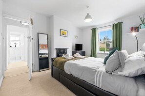 3 bedrooms, desk, iron/ironing board, free WiFi