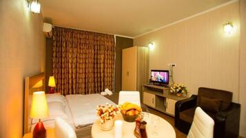 Standard Studio, Balcony | Premium bedding, iron/ironing board, free WiFi, bed sheets