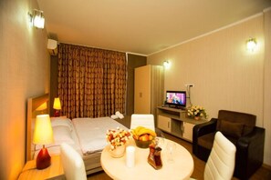 Estudio estándar, balcón | Ropa de cama de alta calidad y tabla de planchar con plancha 