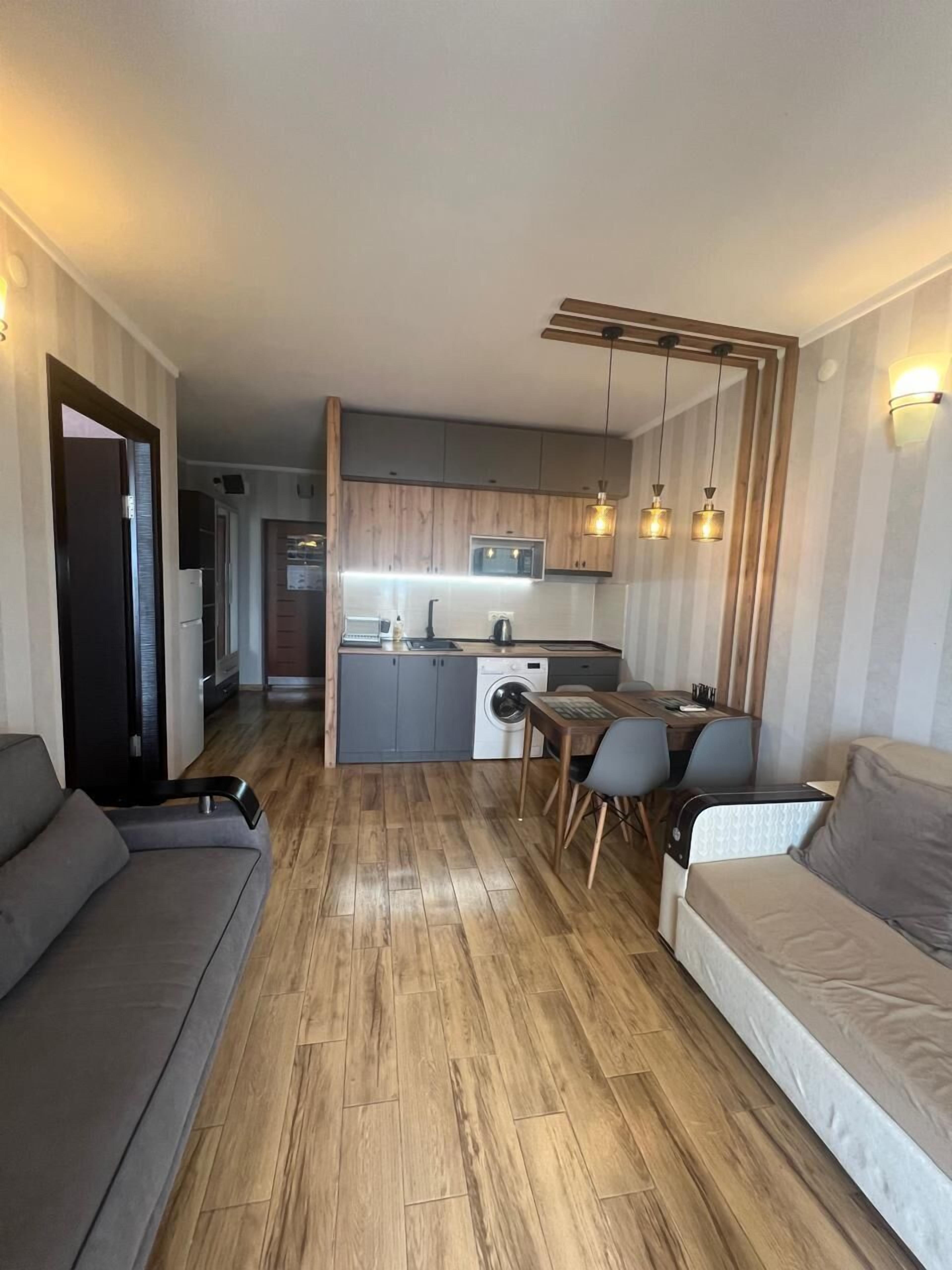 Departamento Deluxe | Cocina privada | Refrigerador, microondas y parrilla de estufa 
