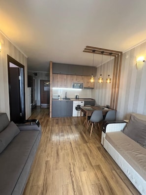 Deluxe Apartment | Private kitchen | Fridge, microwave, stovetop - Batumi Royal Apartments (Batumi)