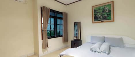 Villa | Free WiFi, bed sheets