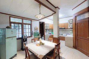 Villa | Cuisine privée | Réfrigérateur, nécessaire de nettoyage, tables à manger