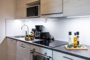 Een microgolfoven, een oven, een kookplaat