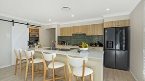 Fridge, microwave, oven, stovetop - Coastal Drift – your Jervis Bay escape starts here (Callala Bay)