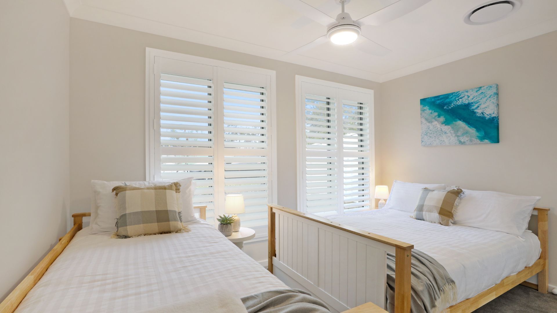 4 habitaciones, escritorio y tabla de planchar con plancha 