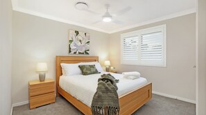 4 bedrooms, desk, iron/ironing board, travel cot - Coastal Drift – your Jervis Bay escape starts here (Callala Bay)