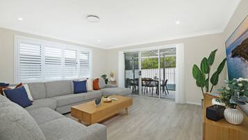 Smart-tv en een tafeltennistafel