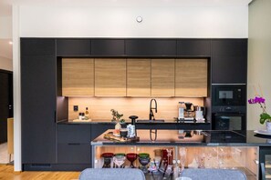 Køleskab, mikrobølgeovn, ovn, kogeplade