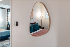 3 Schlafzimmer, Schreibtisch, Bügeleisen/Bügelbrett, Reisekinderbett