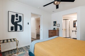 3 Schlafzimmer, Schreibtisch, Bügeleisen/Bügelbrett, Reisekinderbett