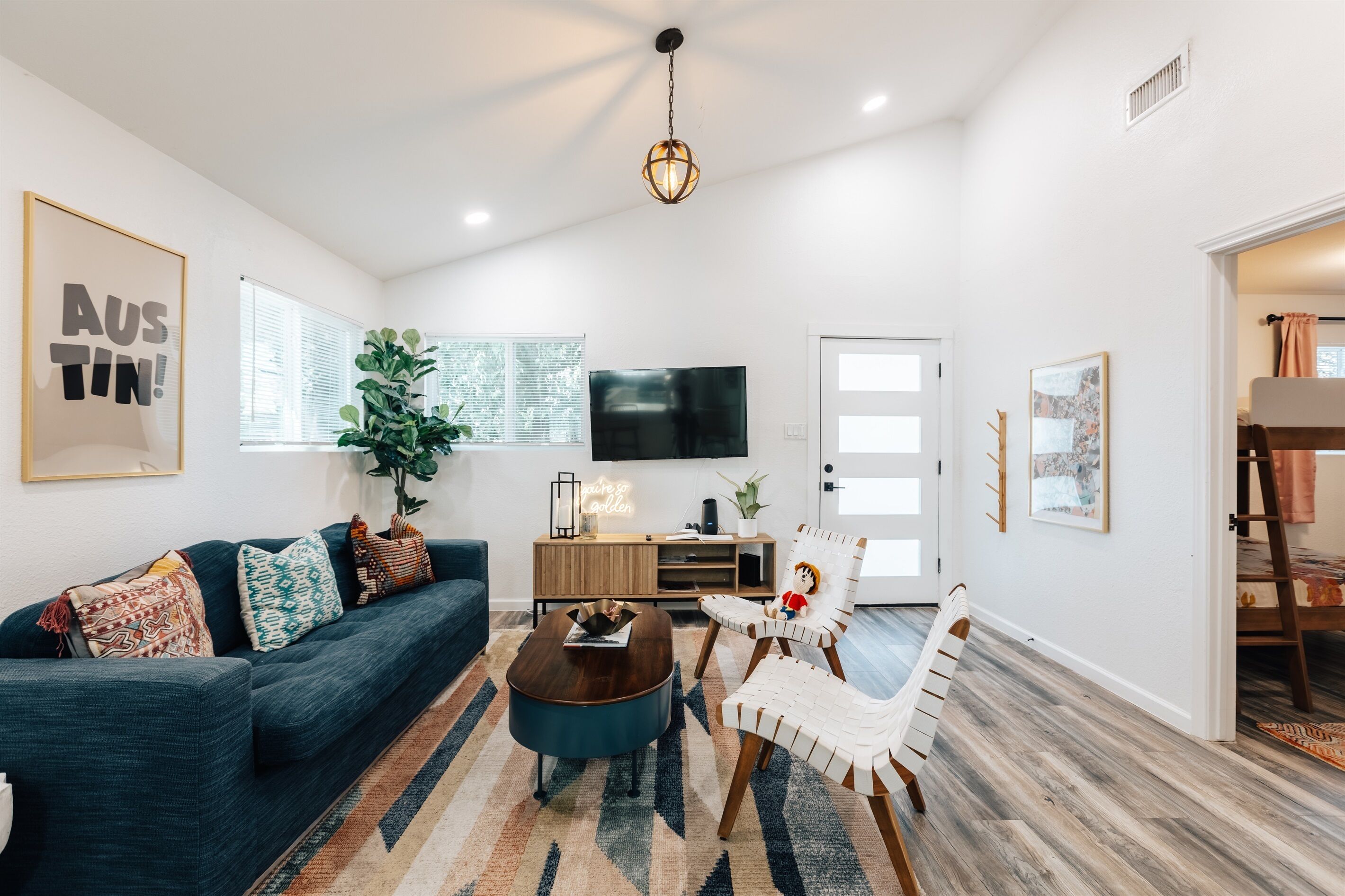 TV connectée, livres, médiathèque, chaîne hi-fi