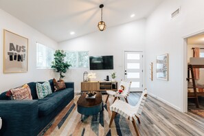 Smart TV, libros, biblioteca musical y estéreo