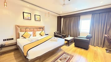 Luksusrom, byutsikt | Wi-fi (inkludert) og sengetøy