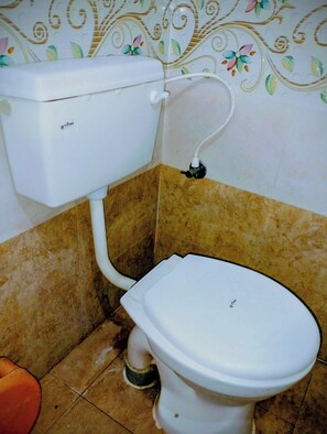 Klassieke kamer, balkon | Badkamer | Een bad/douchecombinatie, gratis toiletartikelen, een haardroger