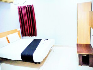 Klassieke kamer, balkon | Een bureau, een laptopwerkplek, gratis wifi