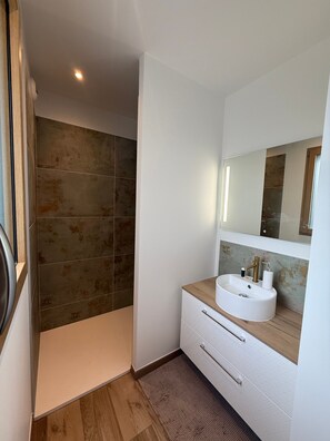 Shower, hair dryer, towels - Villa 'Breizh'ome' with Private Pool, Private Terrace, and Wi-Fi (Saint-Cast-le-Guildo)