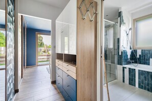 Shower, hair dryer, towels