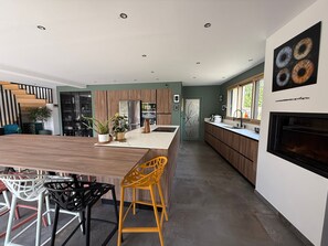 Dining - Villa 'Breizh'ome' with Private Pool, Private Terrace, and Wi-Fi (Saint-Cast-le-Guildo)