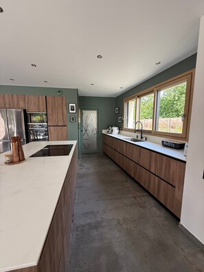 Fridge, microwave, oven, stovetop - Villa 'Breizh'ome' with Private Pool, Private Terrace, and Wi-Fi (Saint-Cast-le-Guildo)