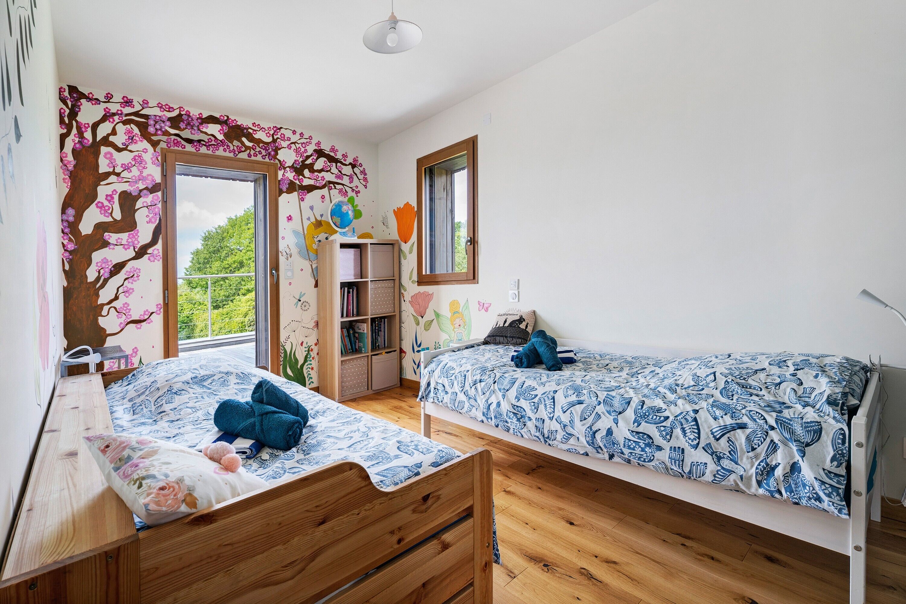 5 bedrooms, iron/ironing board, WiFi, bed sheets